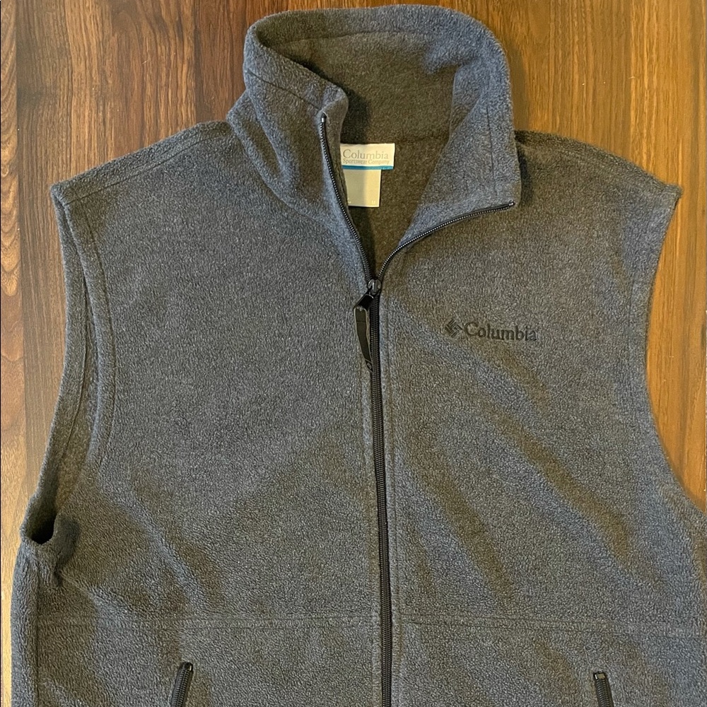 Columbia - Men’s Medium Darker Gray Vest